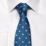 Blaue Seiden-Jacquard Krawatte mit Blüten-Muster von BGENTS am Hemd gebunden