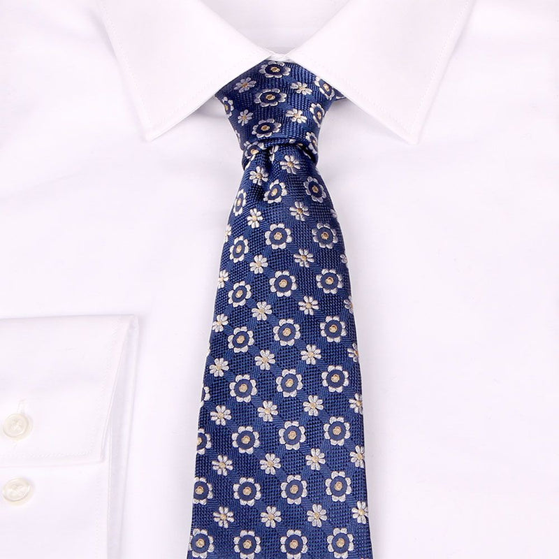 Seiden-Jacquard Krawatte in Blau mit floralem Muster von BGENTS am Hemd gebunden