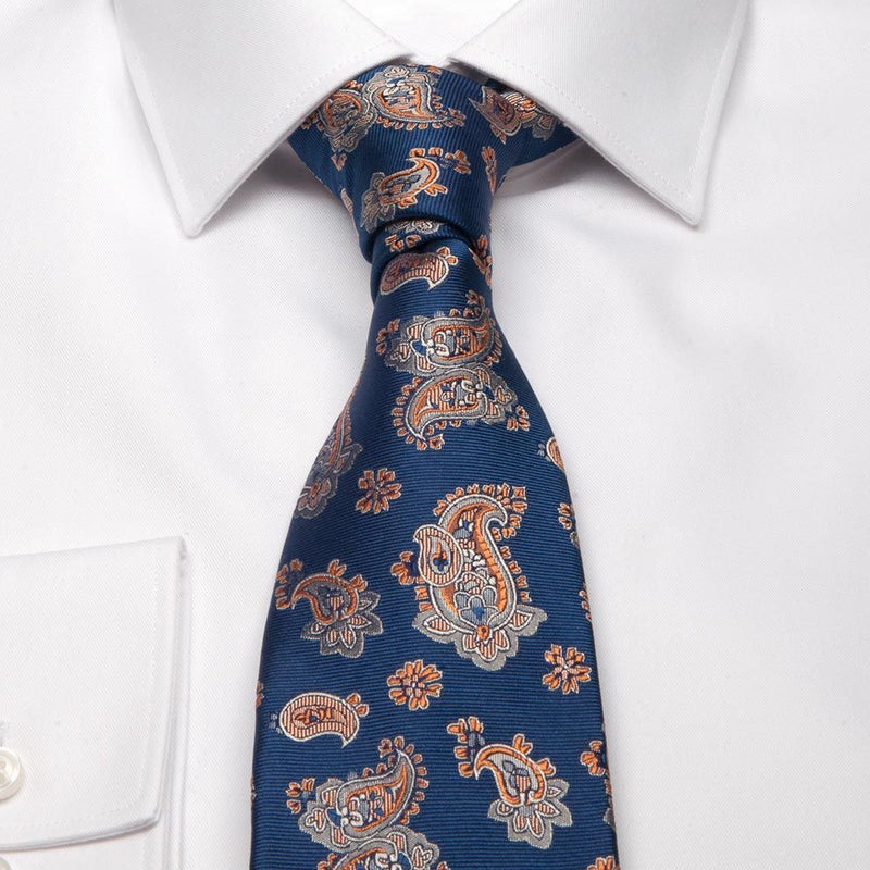 Blaue Seiden-Jacquard Krawatte mit Paisley-Muster von BGENTS gebunden am Hemd