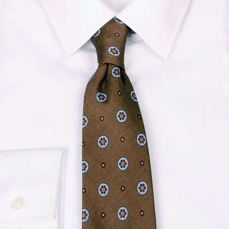 Braune Krawatte aus Shantung-Seide mit Blüten-Muster von BGENTS am Hemd gebunden