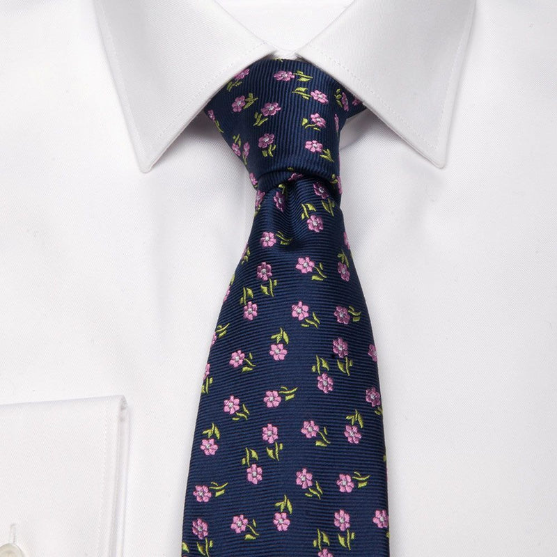 Dunkelblaue Seiden-Jacquard Krawatte mit Blüten-Muster von BGENTS am Hemd gebunden