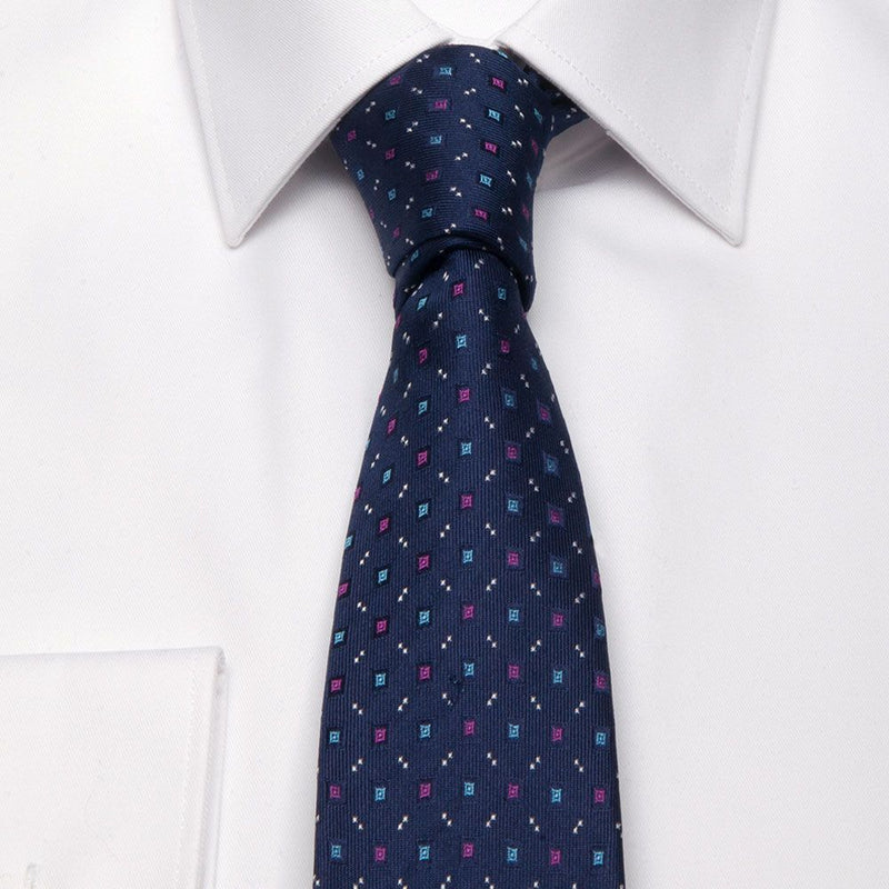 Dunkelblaue Seiden-Jacquard Krawatte mit geometrischem Muster von BGENTS am Hemd gebunden