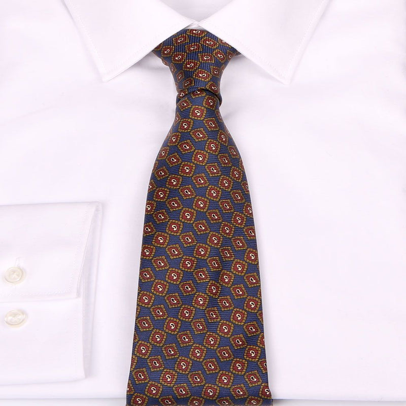 Dunkelblaue Saglia-Krawatte aus reiner Seide mit mini Paisley-Muster von BGENTS am Hemd gebunden