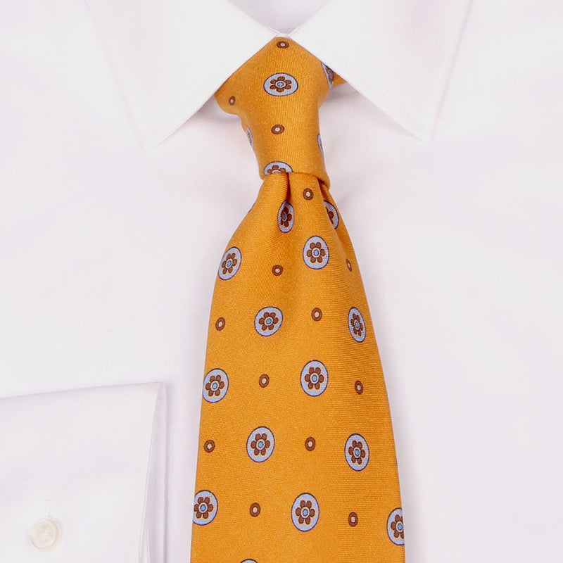 Gelbe Krawatte aus Shantung-Seide mit Blüten-Muster von BGENTS am Hemd gebunden