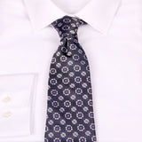 Graue Seiden-Jacquard Krawatte mit floralem Muster von BGENTS am Hemd gebunden