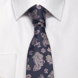 Graue Seiden-Jacquard Krawatte mit Paisley-Muster von BGENTS gebunden am Hemd