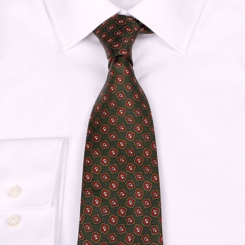 Grüne Saglia-Krawatte aus reiner Seide mit mini Paisley-Muster von BGENTS am Hemd gebunden