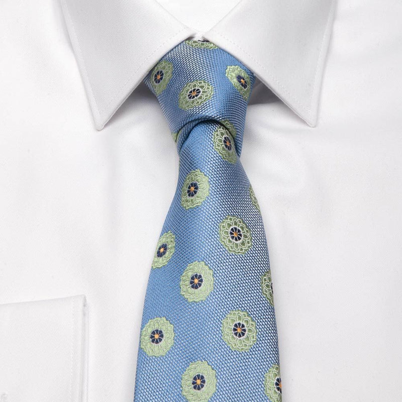 Hellblaue Seiden-Jacquard Krawatte mit mintgrünem Blüten-Muster von BGENTS am Hemd gebunden