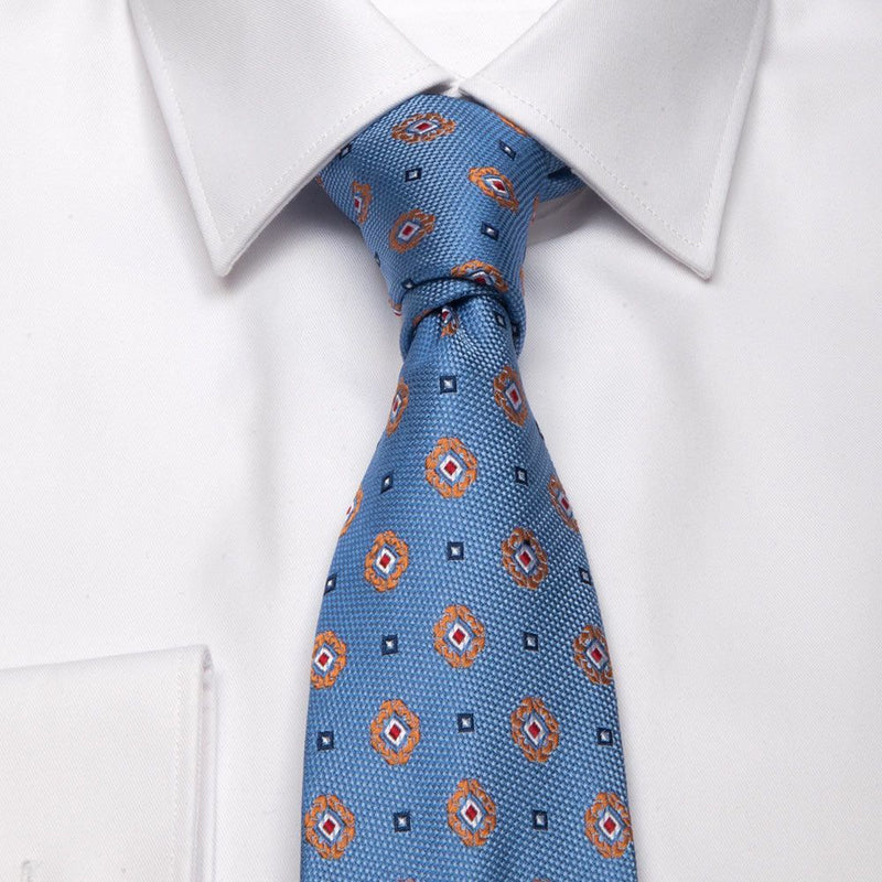 Hellblaue Seiden-Jacquard Krawatte mit geometrischem Muster von BGENTS am Hemd gebunden