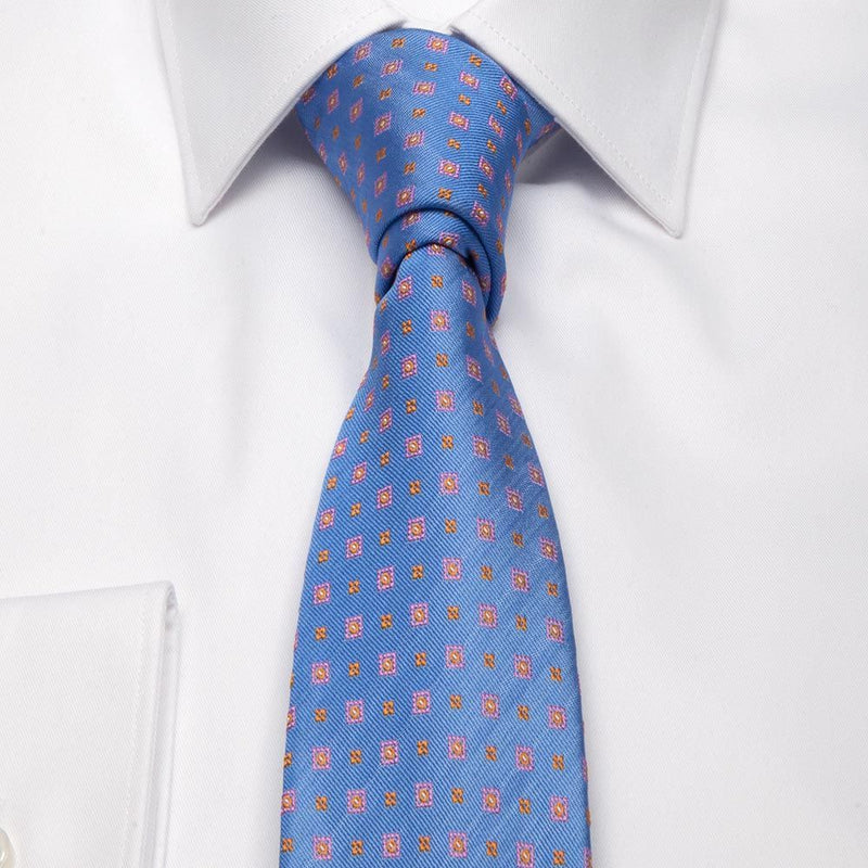 Hellblaue Seiden-Jacquard Krawatte mit Quadraten und Blüten von BGENTS am Hemd gebunden