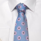 Hellblaue Seiden-Jacquard Krawatte mit rosa Blüten-Muster von BGENTS am Hemd gebunden