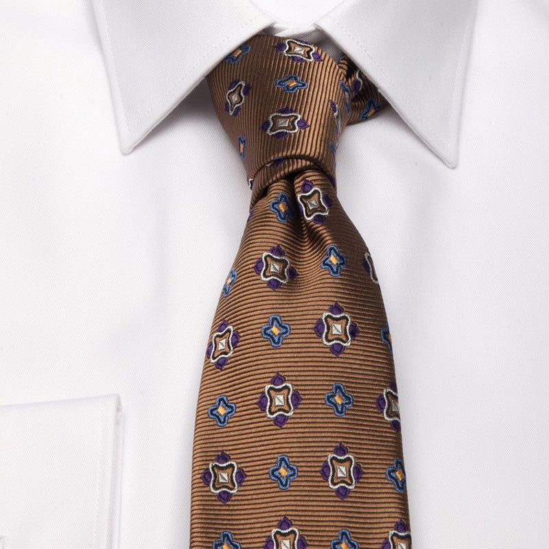 Hellbraune Seiden-Jacquard Krawatte mit geometrischem Muster in Lila und Blau von BGENTS am Hemd gebunden
