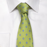 Hellgrüne Seiden-Jacquard Krawatte mit blauem Blüten-MusterHellgrüne Seiden-Jacquard Krawatte mit blauem Blüten-Muster von BGENTS am Hemd gebunden