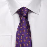 Lila Seiden-Jacquard Krawatte mit Blüten-Muster von BGENTS am Hemd gebunden