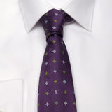 Seiden-Jacquard Krawatte in Ultra-Violet mit Blüten-Muster von BGENTS am Hemd gebunden