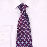 Lila Seiden-Jacquard Krawatte mit floralem Muster von BGENTS am Hemd gebunden