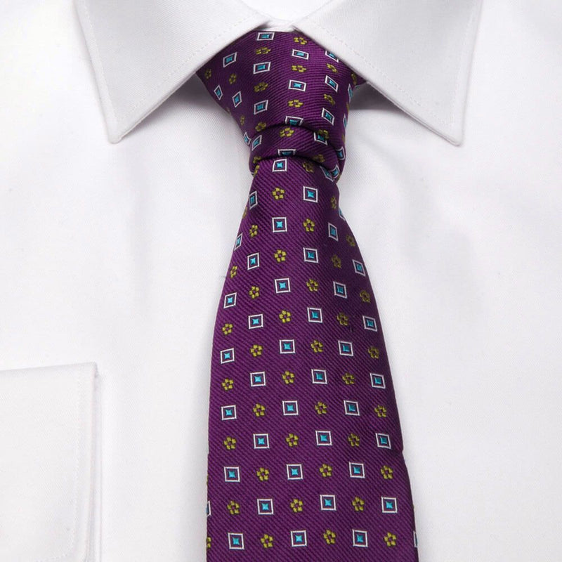 Lila Seiden-Jacquard Krawatte mit geometrischem Muster von BGENTS am Hemd gebunden