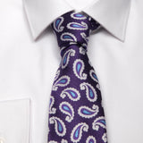 Lila Seiden-Jacquard Krawatte mit Paisley-Muster in Hellblau/Weiß von BGENTS am Hemd gebunden