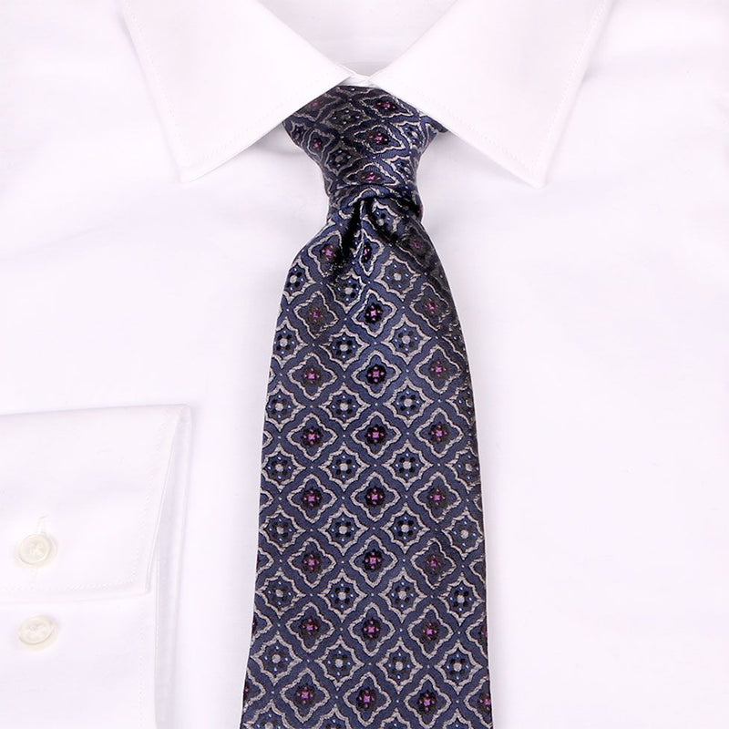 Seiden-Jacquard Krawatte in Blau mit geometrischem Muster von BGENTS gebunden am Hemd