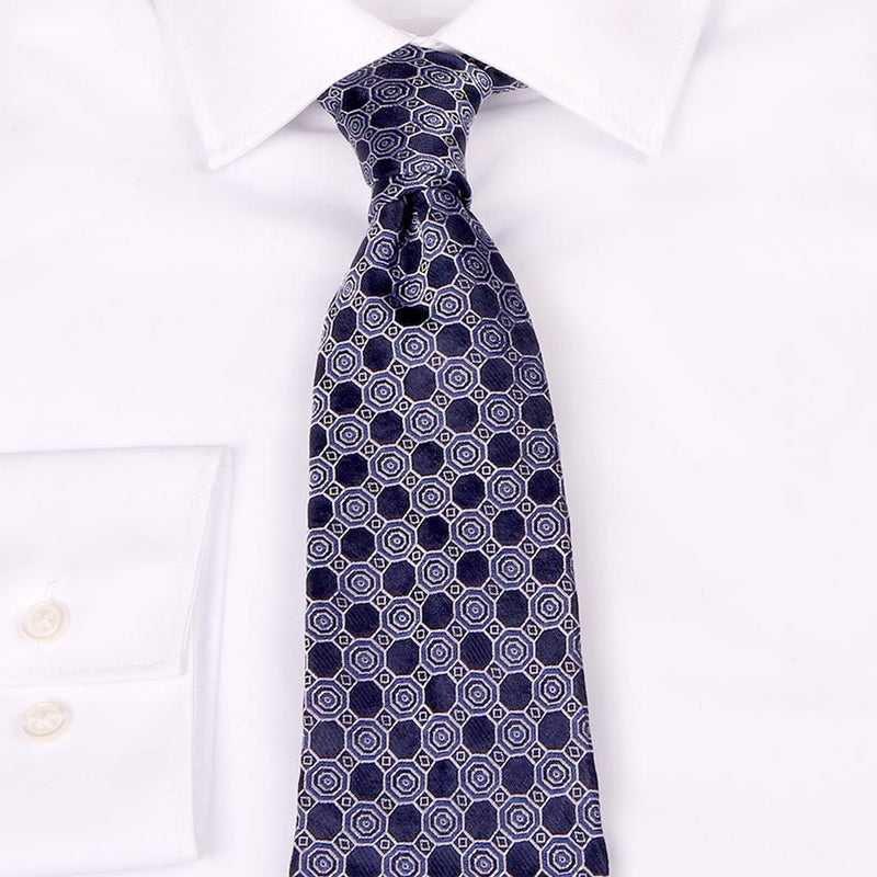 Seiden-Jacquard Krawatte in Blau mit geometrischem Muster in Blau von BGENTS am Hemd gebunden