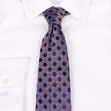 Seiden-Jacquard Krawatte in Blau mit geometrischem Muster in Lila von BGENTS am Hemd gebunden