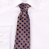 Seiden-Jacquard Krawatte in Blau mit geometrischem Muster in Orange von BGENTS am Hemd gebunden