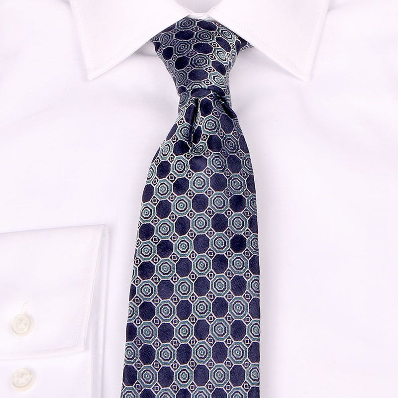 Seiden-Jacquard Krawatte in Blau mit geometrischem Muster in Petrol von BGENTS am Hemd gebunden