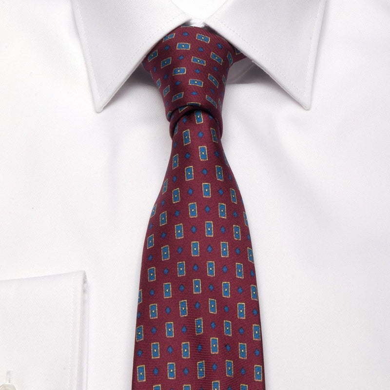 Twill-Krawatte aus reiner Seide in Bordeaux mit geometrischem Muster von BGENTS am Hemd gebunden