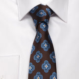 Braune Seiden-Jacquard Krawatte mit geometrischem Muster von BGENTS am Hemd gebunden