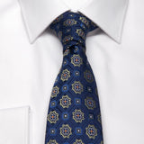 Dunkelblaue Seiden-Jacquard Krawatte mit geometrischem Muster in Olive von BGENTS am Hemd gebunden