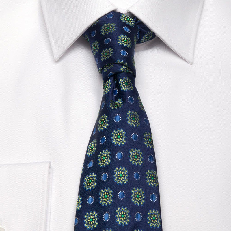 Dunkelblaue Seiden-Jacquard Krawatte mit geometrischem Muster von BGENTS am Hemd gebunden