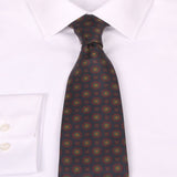 Dunkelblaue Saglia-Krawatte aus reiner Seide mit geometrischem Muster von BGENTS am Hemd gebunden