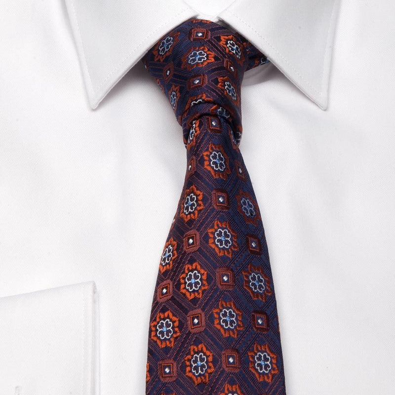 Dunkelblaue Seiden-Jacquard Krawatte mit geometrischem Muster in Orange von BGENTS am Hemd gebunden