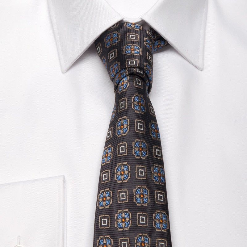 Graue Seiden-Jacquard Krawatte mit geometrischem Muster von BGENTS am Hemd gebunden