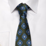 Grüne Seiden-Jacquard Krawatte mit geometrischem Muster von BGENTS am Hemd gebunden