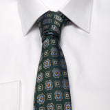 Grüne Seiden-Jacquard Krawatte mit geometrischem Muste von BGENTS am Hemd gebunden