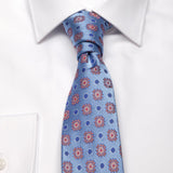 Hellblaue Seiden-Jacquard Krawatte mit geometrischem Muster von BGENTS am Hemd gebunden