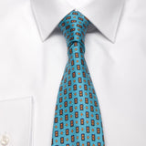 Hellblaue Twill-Krawatte aus reiner Seide mit geometrischem Muster von BGENTS am Hemd gebunden