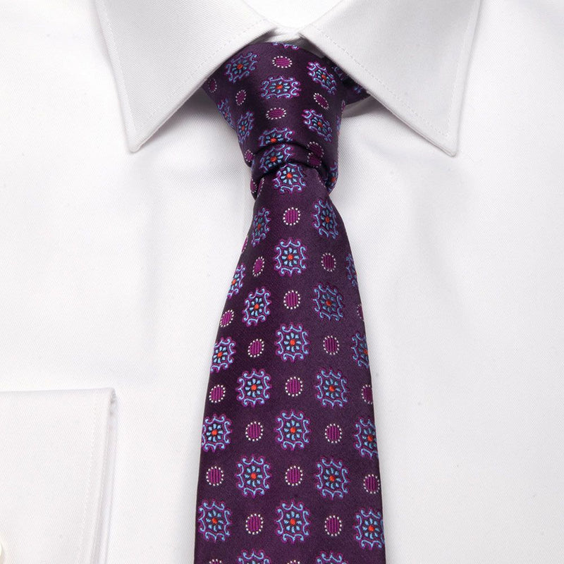 Seiden-Jacquard Krawatte in Ultra-Violet mit geometrischem Muster von BGENTS am Hemd gebunden