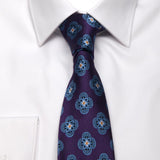 Seiden-Jacquard Krawatte in Ultra-Violet mit geometrischem Muster von BGENTS am Hemd gebunden