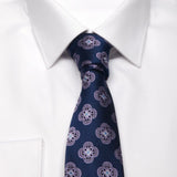 Marineblaue Seiden-Jacquard Krawatte mit geometrischem Muster von BGENTS am Hemd gebunden