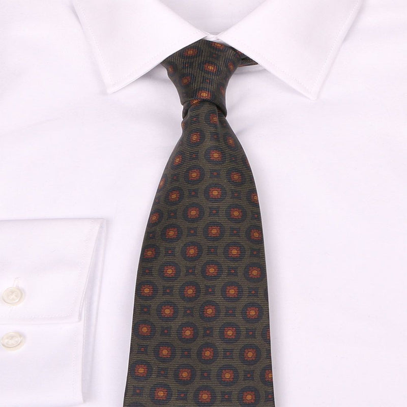 Saglia-Krawatte aus reiner Seide in Olive mit geometrischem Muster von BGENTS am Hemd gebunden
