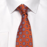 Seiden-Jacquard Krawatte in Orange mit geometrischem Muster von BGENTS am Hemd gebunden