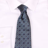 Seiden-Jacquard Krawatte in Petrol mit geometrischem Muster von BGENTS gebunden am Hemd