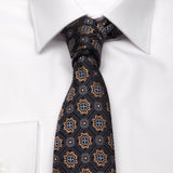 Schwarze Seiden-Jacquard Krawatte mit geometrischem Muster in Hellbraun von BGENTS am Hemd gebunden