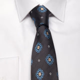 Graue Seiden-Jacquard Krawatte mit geometrischem Muster von BGENTS am Hemd gebunden