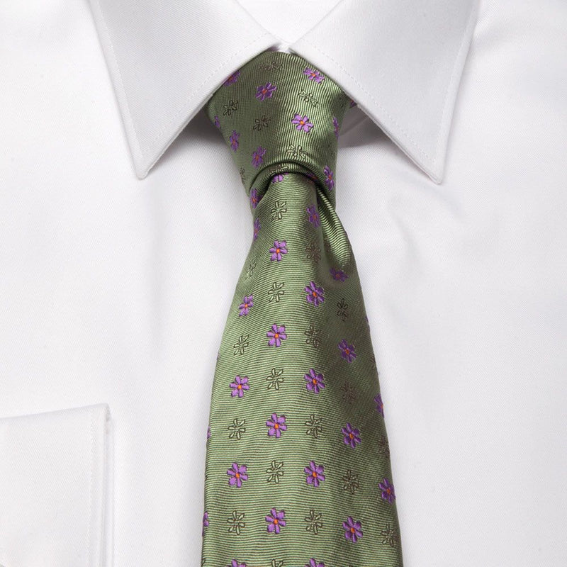 Seiden-Jacquard Krawatte in Olive mit lila Blüten-Muster von BGENTS am Hemd gebunden