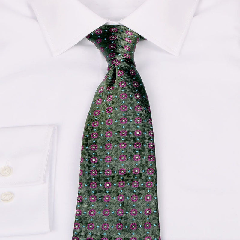 Seiden-Jacquard Krawatt in Olive mit kleinen Blüten in Lila von BGENTS am Hemd gebunden