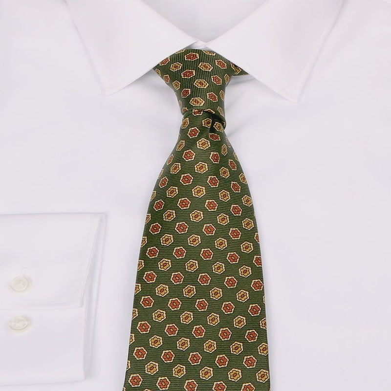 Saglia-Krawatte in Olive aus reiner Seide mit kleinen Blüten von BGENTS am Hemd gebunden