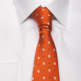Seiden-Jacquard Krawatte in Orange mit Blüten-Muster von BGENTS am Hemd gebunden